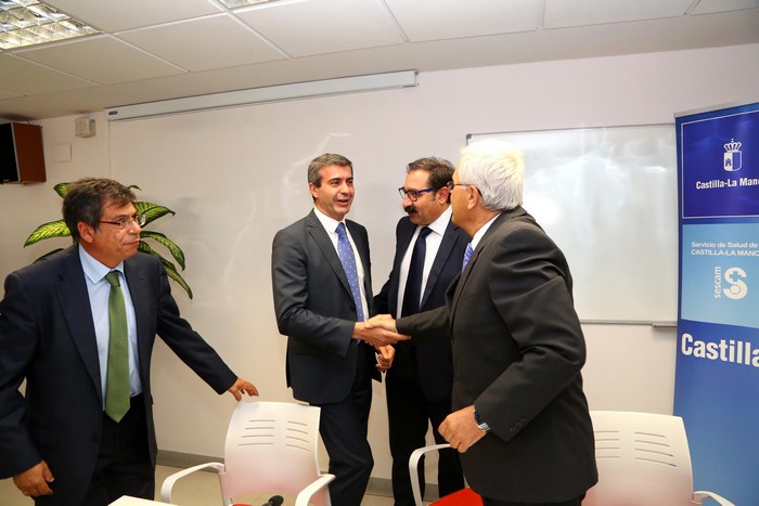 Imagen de Álvaro Gutiérrez saluda al gerente de Atención Primaria de Toledo junto al consejero de Sanidad