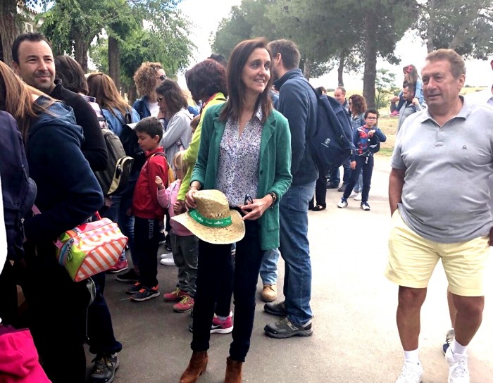 Imagen de La diputada de Agricultura y Medio Ambiente, rodeada de visitantes