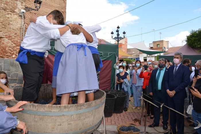 Imagen de Álvaro Gutiérrez en la pisada de la uva de la Feria Medieval del vino de Montearagón