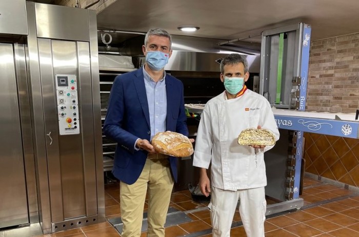 Imagen de Álvaro Gutiérrez y Ángel Ruiz en el obrador del panadero en Maqueda