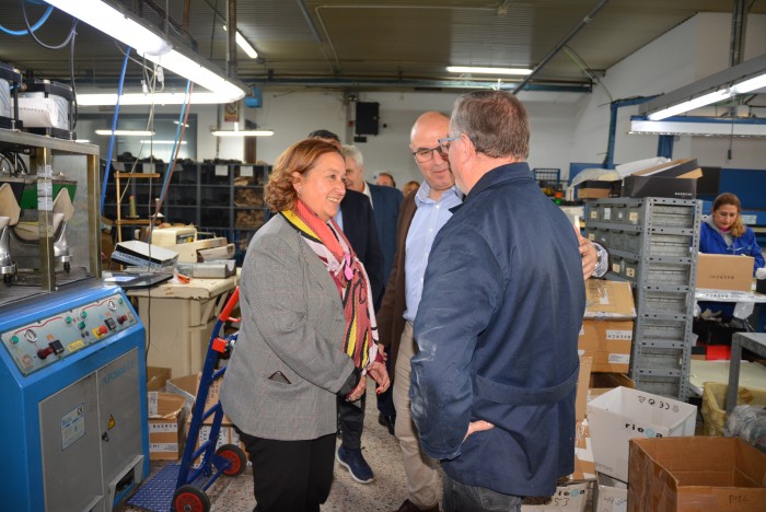 Cedillo visita fábrica calzado en Fuensalida