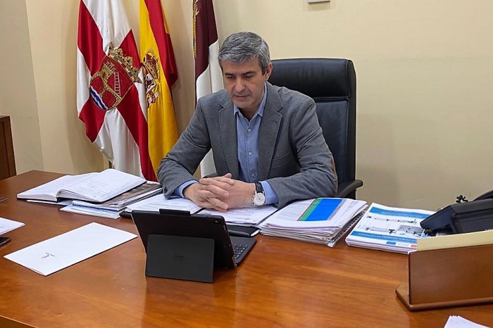 Imagen de Álvaro Gutiérrez sigue desde su despacho la videoconferencia con el presidente regional