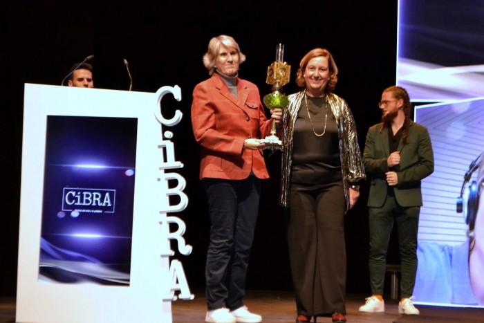Imagen de  Conchi Cedillo entrega el premio a Paloma del Río
