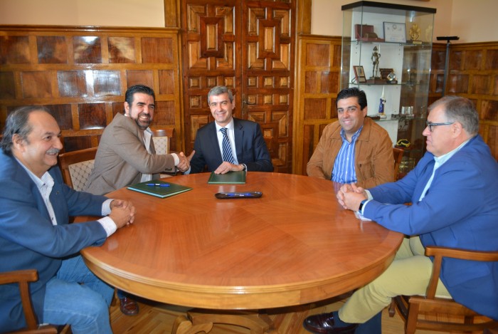 Imagen de Alvaro Gutiérrez y Tomás Palencia firman en convenio