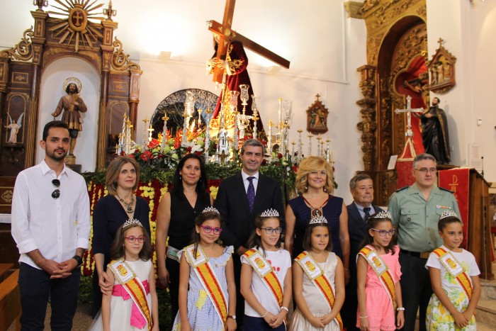 Imagen de Álvaro Gutiérrez con la alcaldesa, concejalas y concejales ante el Cristo de la Cruz de Escalonilla