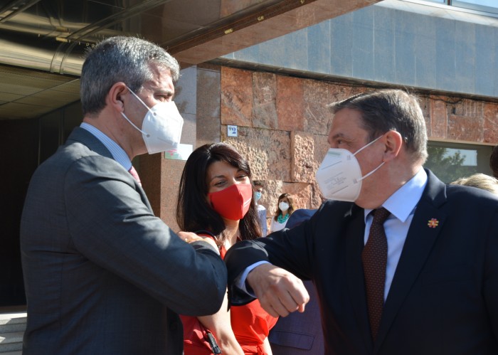 Álvaro Gutiérrez saludando al ministro de Agricultura a su llegada al encuentro