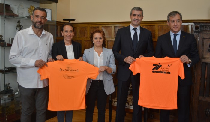 Álvaro Gutiérrez con los organizadores de la carrera solidaria