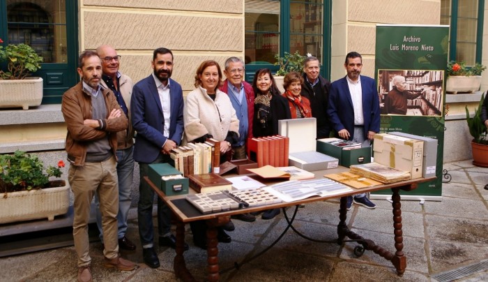 Imagen de  La presidenta con los herederos y famiia de Luis Moreno Nieto