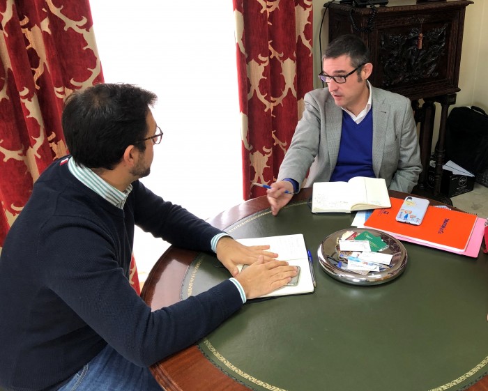 Fernando Muñoz y Luis Martín durante la reunión de trabajo en el Ayuntamiento de Cedillo del Condado