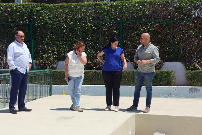 La presidenta de la Diputación en la piscina de Quintanar