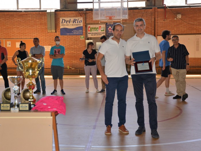 Imagen de Álvaro Gutiérrez recogiendo el reconocimiento del CEI Toledo