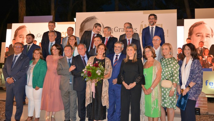 Foto de familia con el homenajeado Ángel Nicolás