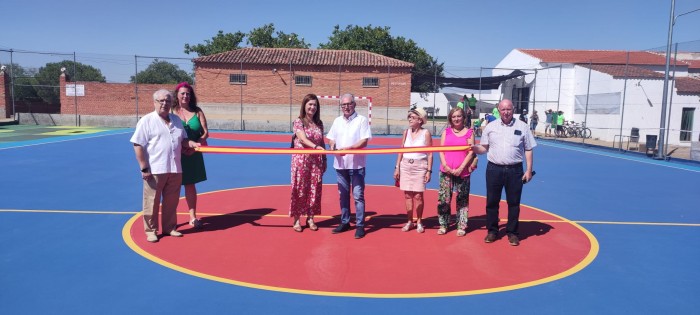 Imagen de María Jesús Pérez y Serafín Diego en la inauguración de la pista