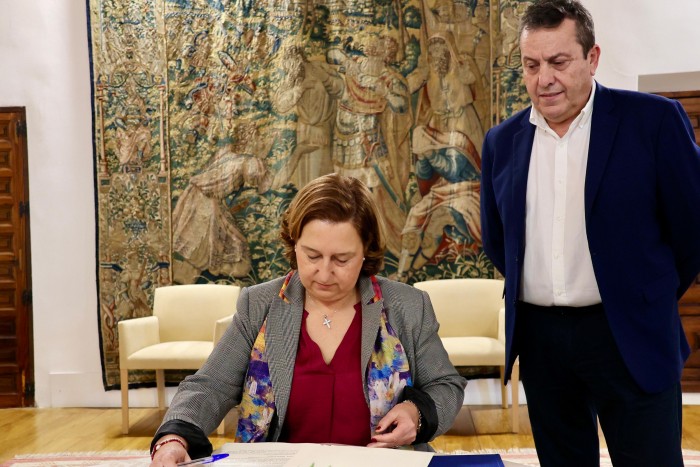 Concepción Cedillo y Pablo Barroso en la firma del convenio