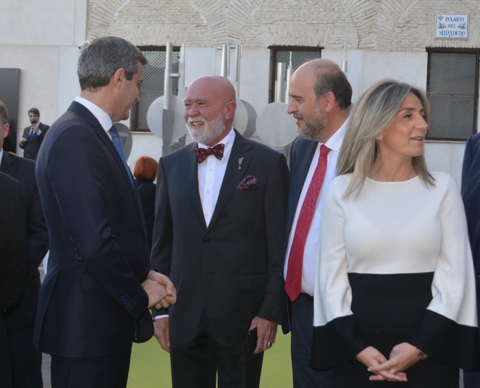 Imagen de Álvaro Gutiérrez charlando con Roberto Polo minuntos antes de inaugurarse la colección