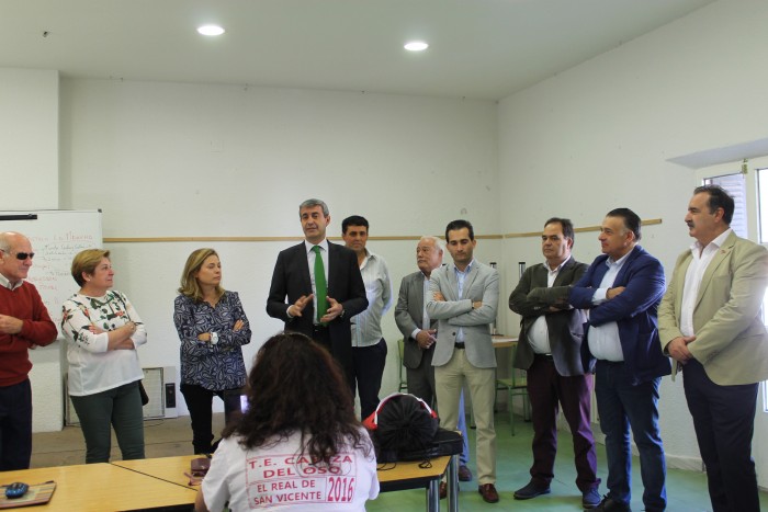 Álvaro Gutiérrez felicita a los participantes en el taller 
