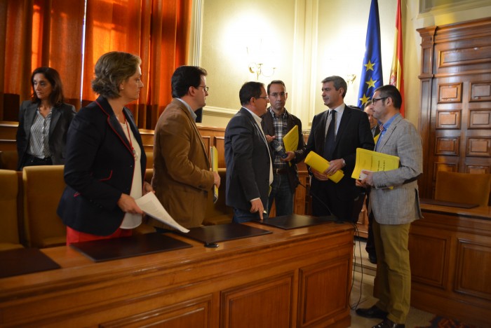 Imagen de Álvaro Gutiérrez con los vicepresidentes de su Gobierno tras finalizar el pleno