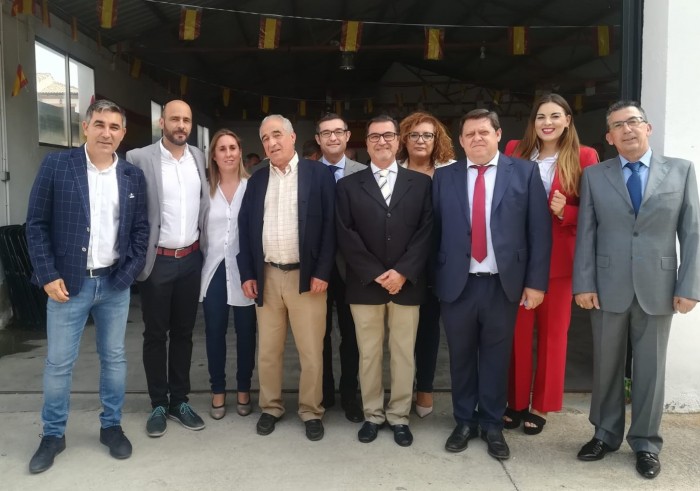 Fernando Muñoz con asistentes a la recepción en el cuartel de la Guardia Civil de Argés