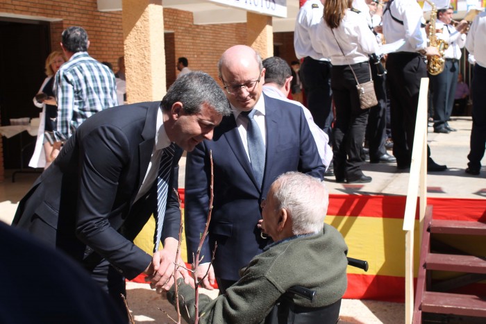 Imagen de Álvaro Gutierrez saludando a uno de los residentes de San José