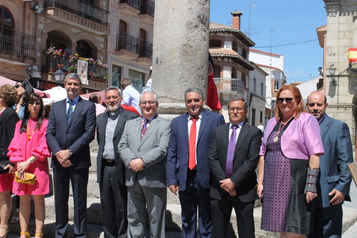 Álvaro Gutiérrez junto a la corporación municipal en la plaza de la Constitución