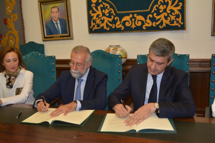 Imagen de Álvaro Gutiérrez y Jaime Ramos en un momento de la firma del convenio