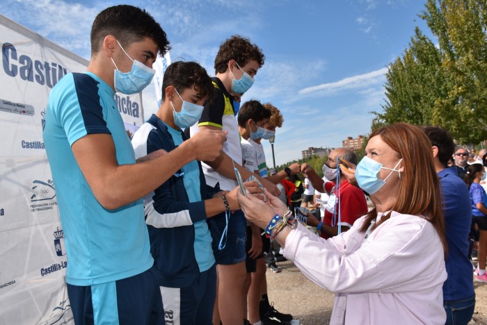 María Jesús Pérez entregando medallas del campeonato de piragüismo de Talavera de la Reina