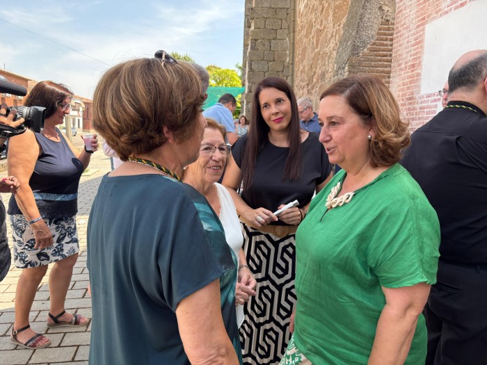 Cedillo con vecinas de Torralba de Oropesa