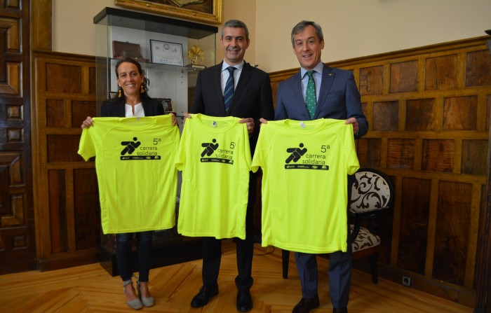 Javier López entrega la camiseta solidaria a Álvaro Gutiérrez