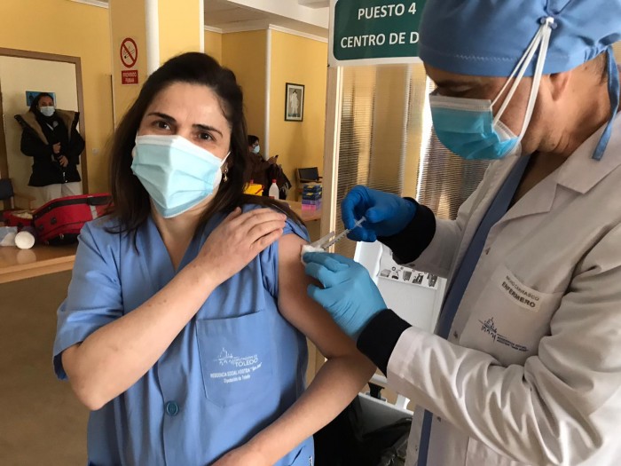Imagen de La enfermera Nuria recibe la vacuna