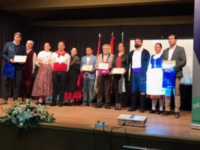 Imagen de Ana Gómez junto a los reconocidos por la Asociación Cultural Aires de Ronda de El Carpio