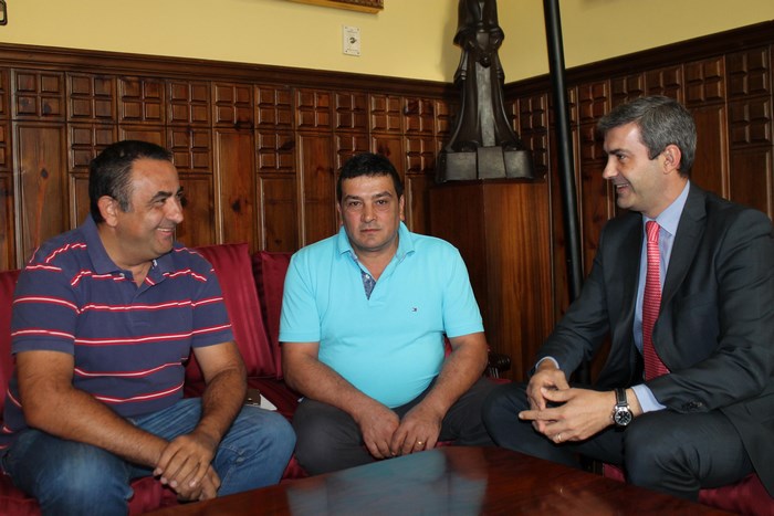 Álvaro Gutiérrez con el alcalde y el teniente de alcalde de San Bartolomé de las Abiertas