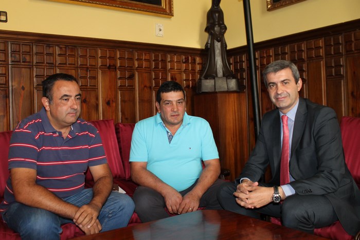 Imagen de El presidente recibe en la Diputación al alcalde de San Bartolomé de las Abiertas