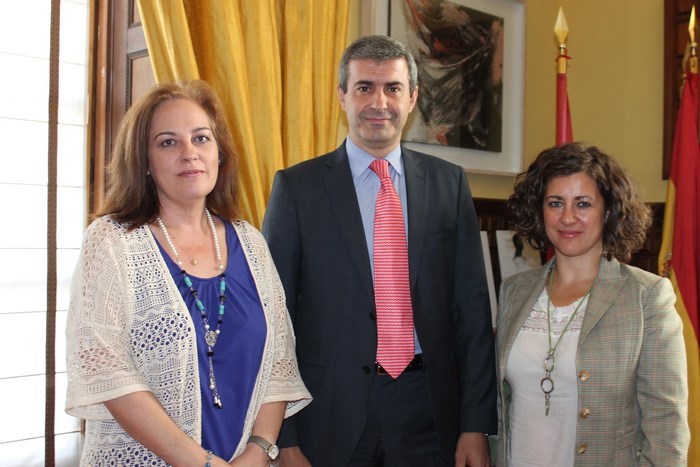 Álvaro Gutiérrez con la alcaldesa y la primera teniente de alcalde de Ontígola