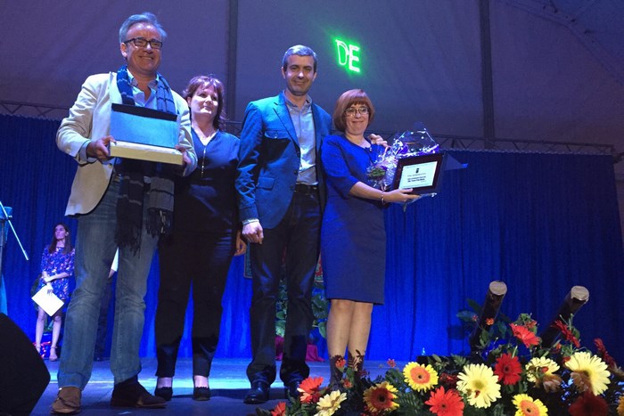 Imagen de Álvaro Gutiérrez con los premiados en las fiestas de Novés