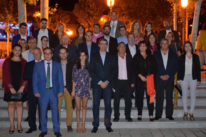 Imagen de Álvaro Gutiérrez junto al alcalde de Novés y otros asistentes a las fiestas patronales