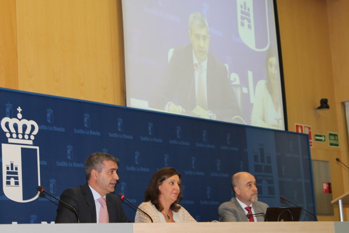 Imagen de Álvaro Gutiérrez con la consejera de Empleo en la presentación del Plan Extraordinario de Empleo