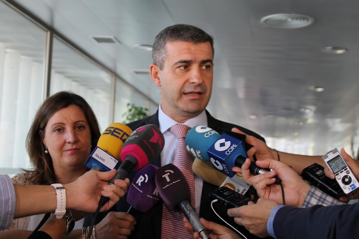 Álvaro Gutiérrez respondiendo a los medios de comunicación