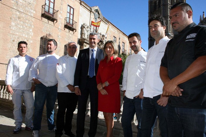 Álvaro Gutiérrez junto a la alcaldesa de Toledo y restauradores de la provincia