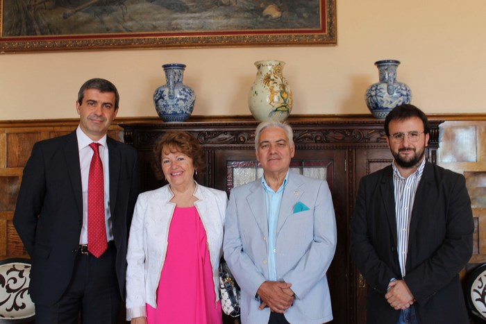 Álvaro Gutiérrez con los organizadores del certamen de pintura de Noblejas
