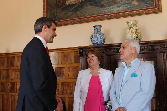 Imagen de Álvaro Gutiérrez intercambiando impresiones con Mercedes Ballesteros y Pablo Reviriego