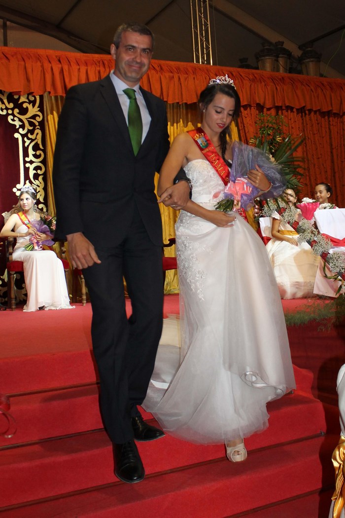 Álvaro Gutiérrez acompañando a una de las damas de las fiestas de la Sementera de Torrijos
