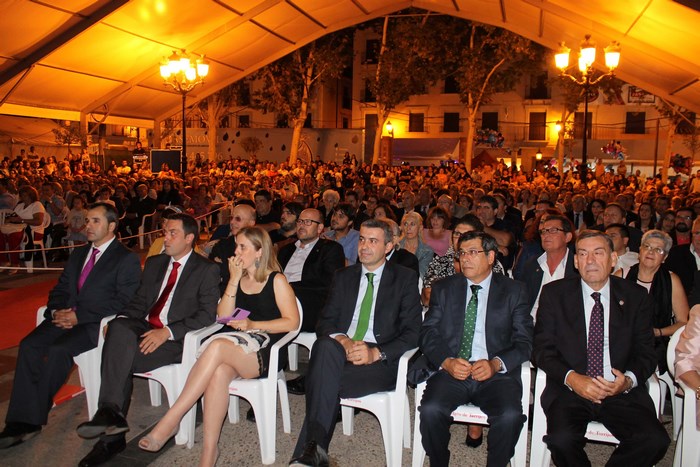 Imagen de Álvaro Gutiérrez junto al alcalde de Torrijos y resto de autoridades asistentes a la Sementera