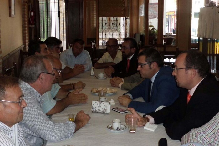 Imagen de Fernando Muñoa con la junta directiva de la Asociación de Jubilados y la Banda de Música