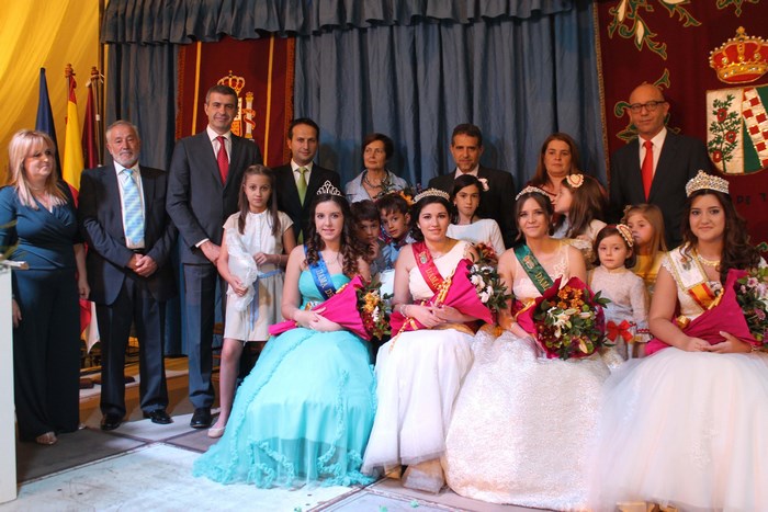 Imagen de Álvaro Gutiérrez con la pregonera y la reina y las damas de las fiestas de Portillo