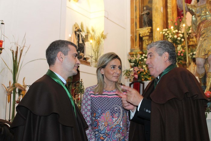 Imagen de Álvaro Gutiérrez, Milagros Tolón y Juan Estanislao Lopez conversan tras la misa
