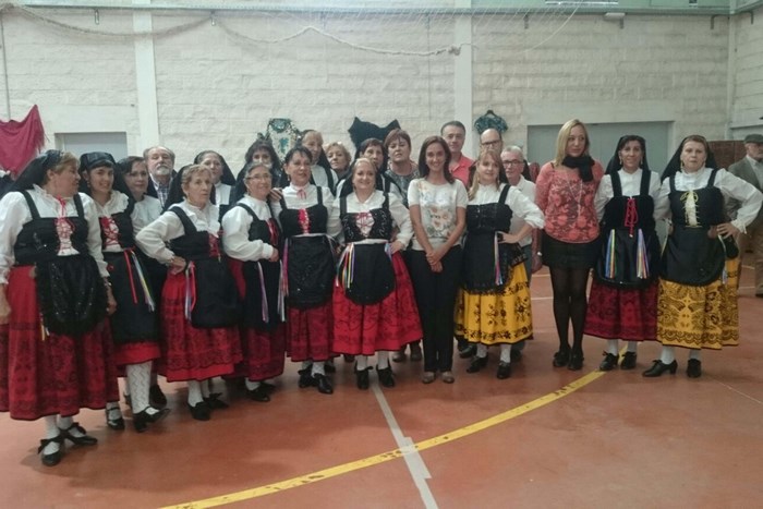 Imagen de Flora Bellón con participantes en las jornadas antropológicas de la Sierra de San Vicente