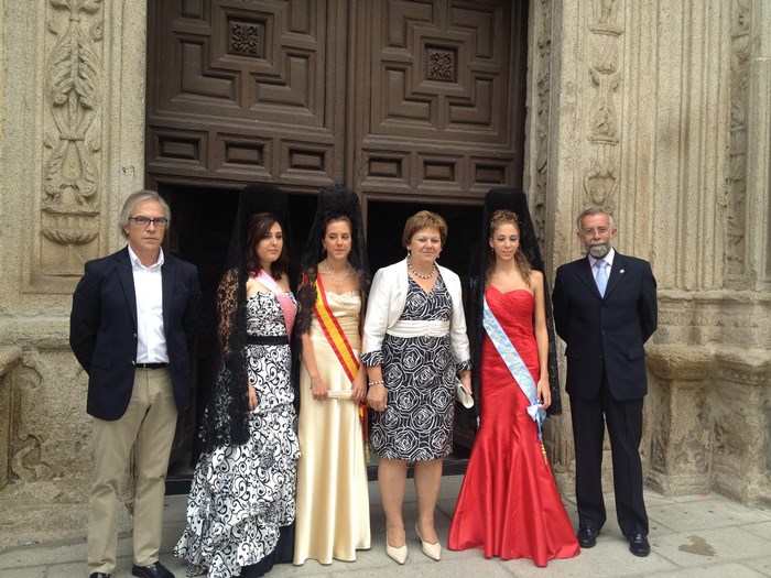 Imagen de Jaime Ramos con la alcaldesa y la Reina y Damas de la fiesta
