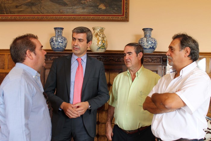 Imagen de Álvaro Gutiérrez con el alcalde de Montesclaros, Joaquín Manzanas