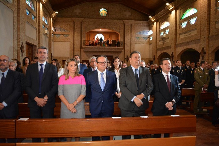 Imagen de Álvaro Gutiérrez en la Misa del Día de la Policía junto al testo de representantes institucionales