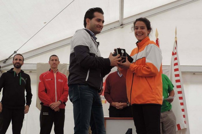 Imagen de Jaime David Correguidor entrega uno de los premios de la prueba de orientación de Navalcán